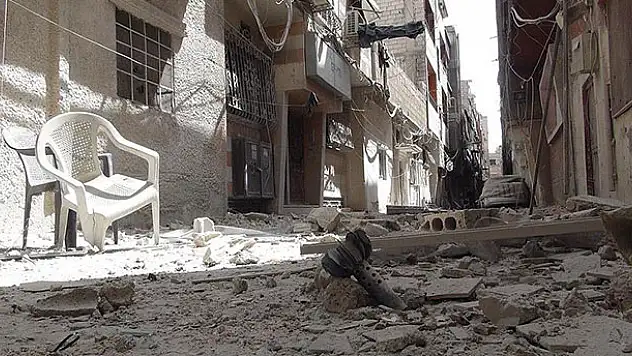 Esed güçleri Dareyya'ya 18 varil bombası attı