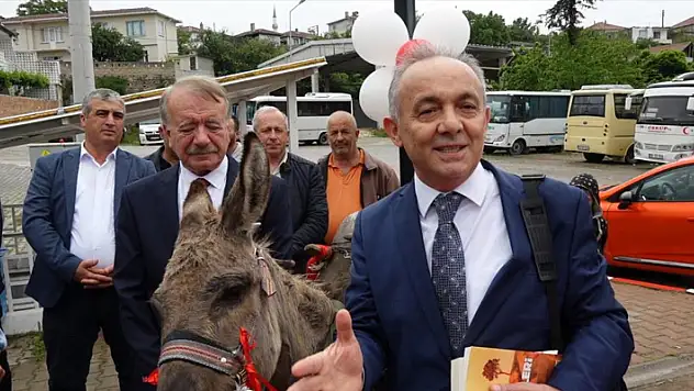 Eşekle köy köy gezip kitap dağıtıyor
