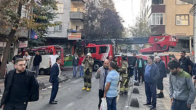 Esenler'de bir apartmanda çıkan yangında mahsur kalan 19 kişi kurtarıldı
