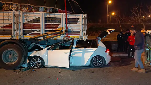 Esenler'de otomobil park halindeki tırın altına girdi: 2 ağır yaralı

