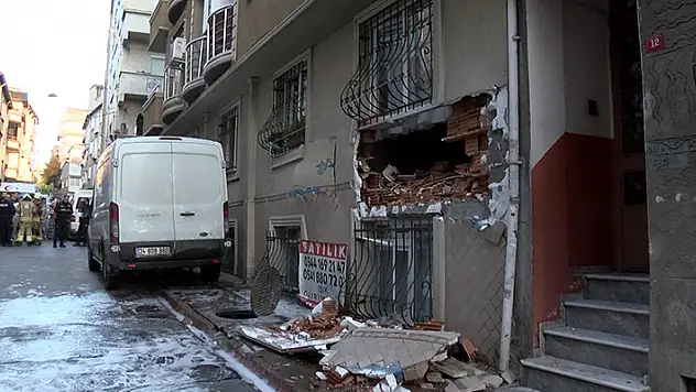 Esenler'de rögarda yaşanan patlamada dairenin duvarı yıkıldı
