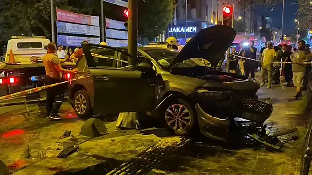 Esenler'de sürücüsünün direksiyon hakimiyetini kaybettiği otomobil ışıklarda bekleyen minibüse çarptı