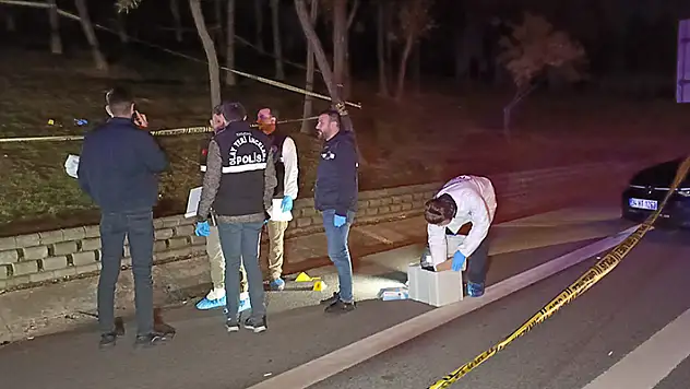 Esenler TEM bağlantı yolunda seyir halindeki otomobile silahlı saldırı: 1 ölü, 1 yaralı

