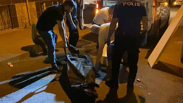 Esenler'de 4 katlı binanın bahçe katının balkonunda erkek cesedi bulundu