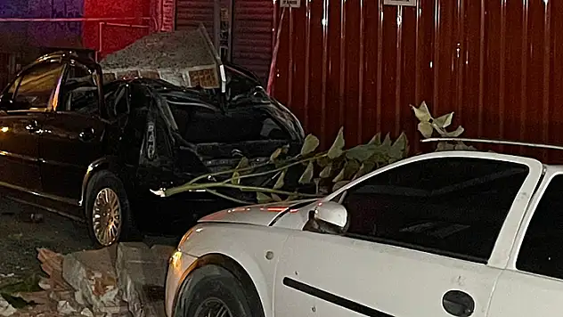 Esenler'de metruk binanın çatısı araçların üzerine çöktü
