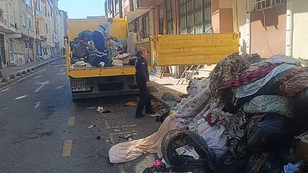 Esenler'de zihinsel engelli kızıyla birlikte yaşayan yaşlı kadının evinden ile 4 ton çöp çıktı
