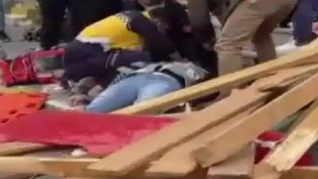 Esenyurt'ta apartmanın çatısı vatandaşların üzerine düştü: 1 ölü 4 yaralı
