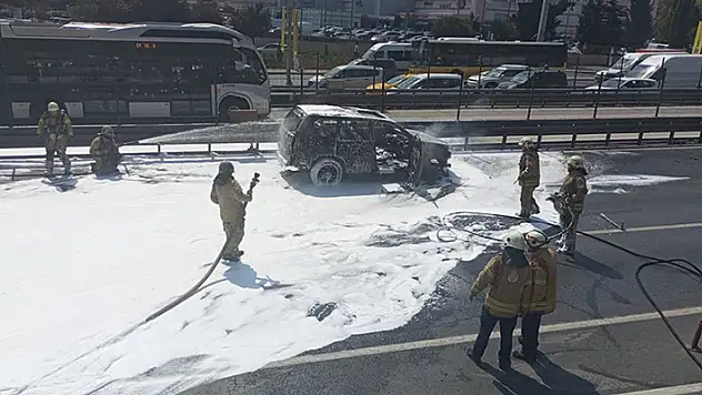 Esenyurt'ta araç yangını nedeniyle D-100 Edirne istikameti trafiğe kapandı
