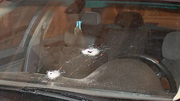 Esenyurt'ta motosikletten ateş açıldı mermiler 2 otomobile ve dairenin camına isabet etti
