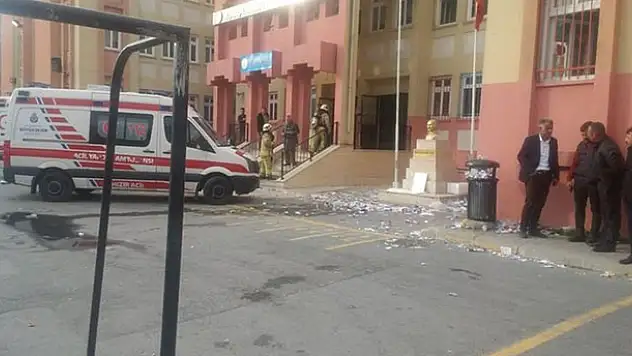 Esenyurt'ta okulda yangın! Oy sayımına ara verildi