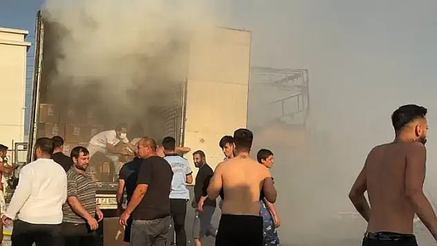 Esenyurt'ta park halindeki tır alev alev yandı
