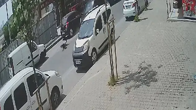 Esenyurt'ta yolun karşısındaki annesine koşarken araç çarptı o anlar kamerada

