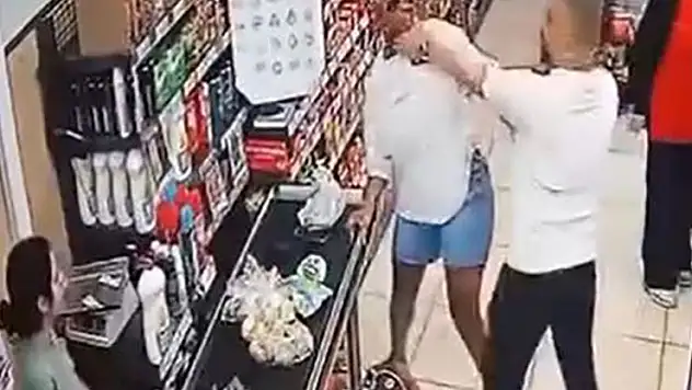 Esenyurt'ta bir adam, kasa sırasında tartıştığı kadına saldırdı o anlar kamerada