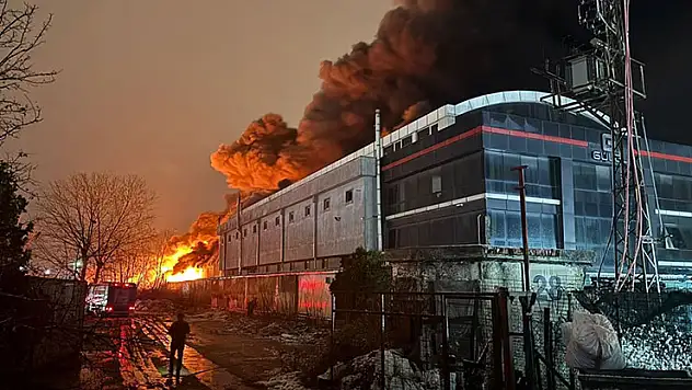 Esenyurt'ta çıkan fabrika yangınına müdahale sürüyor