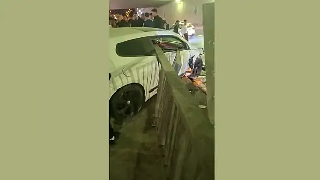 Esenyurt'ta direksiyon hakimiyetini kaybeden sürücü karşı istikamete uçtu: O anlar kamerada