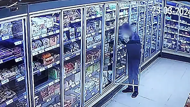 Esenyurt'ta marketten hırsızlık yapan şahıs, çalışana yakalandı
