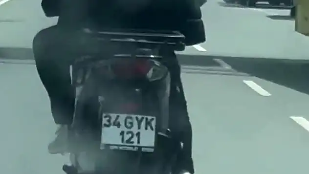 Esenyurt'ta motosikletli maganda kamerada: Otomobili tekmeledi, aynasını kırdı