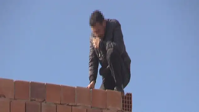 Eşi Çocuklarıyla Evi Terk Edince Çatıya Çıktı
