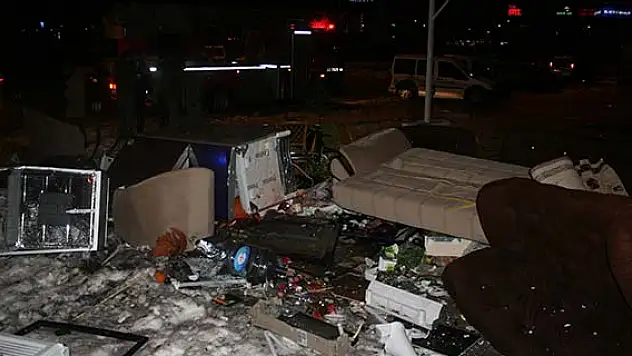 Eşi evi terk edince eşyaları balkondan attı