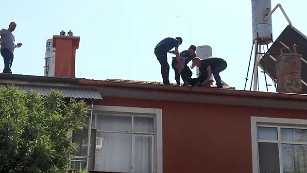 Eşi evi terk etti diye çatıya çıkan kişi, fenalaşınca indirildi