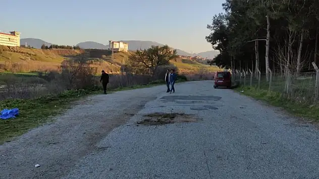 Eşi ile eski çalışanını parkta yakalayan koca cinnet getirdi: 1'i ağır 2 yaralı
