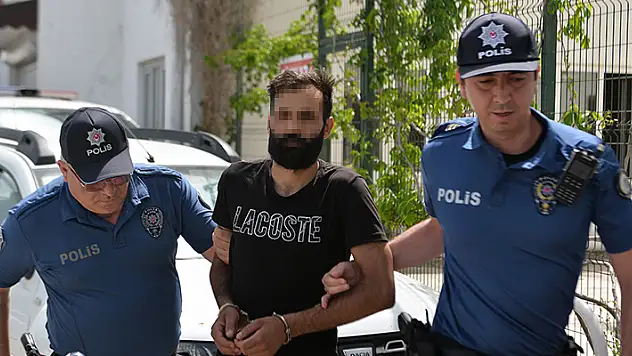 Eşi kapıyı geç açınca şüphelendi, mutfak tezgahının altında yakaladığı arkadaşını bıçakladı

