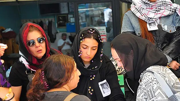 Eşi tarafından boğularak öldürülen kızının tabutu başında gözyaşı döktü: Sürüm sürüm sürünsün
