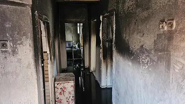 Eşinden ayrı yaşayan 4 çocuk annesi eşyalarını almaya geldiği evi ateşe verdi kendi yandı
