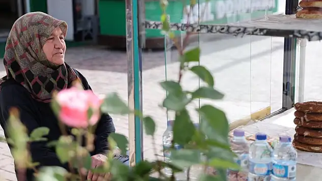 Eşinden tezgahı aldı, Konya'da  17 yıldır müşterilerinin 'Simitçi Teyzesi' oldu
