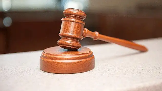 Eşine çarptığı arabası silah sayılan sanığa 'kasten yaralama' davası