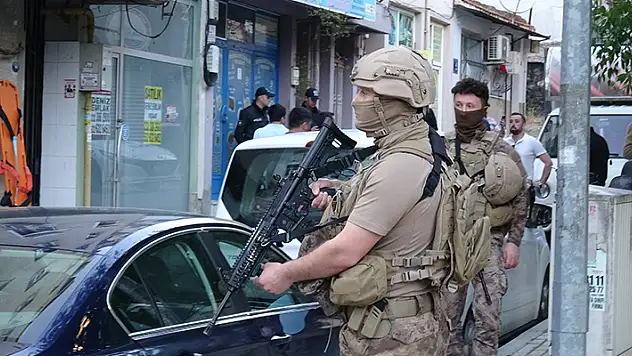 Eşini ve iki çocuğunu rehin alan firari hükümlü polisin müdahalesiyle yakalandı

