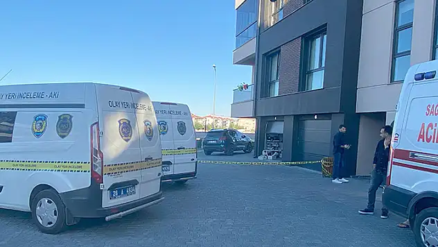 Eşini ve üvey kızını tabancayla öldürüp, intihar etti