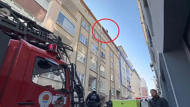 Eşiyle boşanma aşamasında olan şahıs çatıya çıktı, 4 saatte ikna edildi
