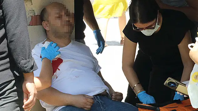 Eşiyle tartışıp, kendisini omzundan vurdu