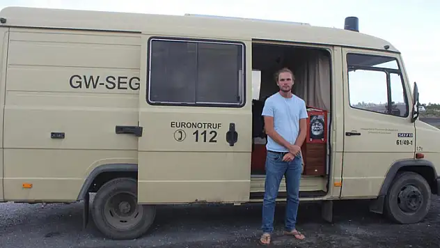 Eski ambulansı karavanaya çeviren Belçikalı turist, Meke Gölü'nde mola verdi