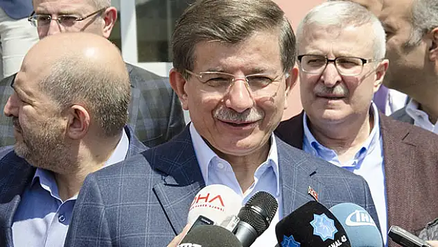 Eski Başbakan Ahmet Davutoğlu oyunu kullandı