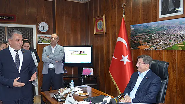 Eski Başbakan Davutoğlu, Ilgın Belediyesini ziyaret etti