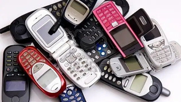 Eski cep telefonlarının içinden altın çıkıyor
