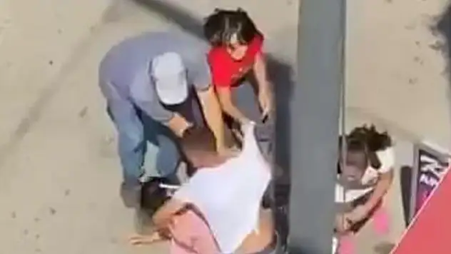 Eski eşi tarafından sokak ortasında darp edildi, çocuklar annelerine siper oldu
