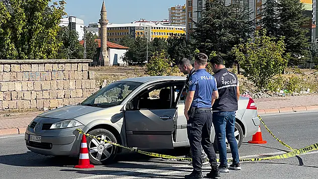 Eski eşini, 8 yaşındaki kızının gözü önünde tabancayla yaraladı
