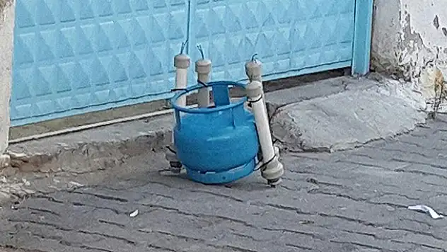 Eski kız arkadaşının evinin önüne 'aşkıma düğün hediyem' yazılı patlayıcı bıraktı