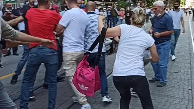 Eski kocasını yeni eşiyle görünce çıldırdı: Sokak ortasında kadınların saç saça baş başa kavgası