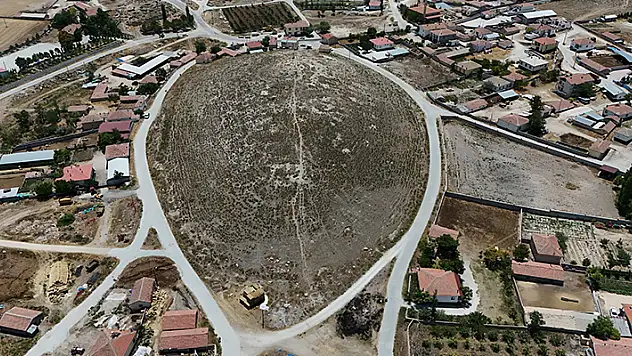 Eskil ilçesindeki Böğet Höyüğü'nde inceleme yapıldı
