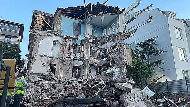 Eskişehir'de 3 katlı apartmanın büyük kısmı çöktü

