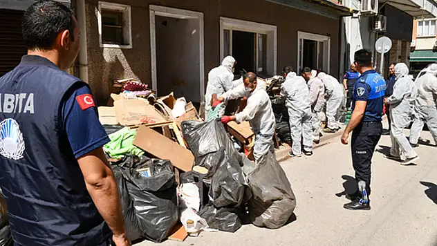 Eskişehir'de bir evden 5 ton çöp çıkarıldı
