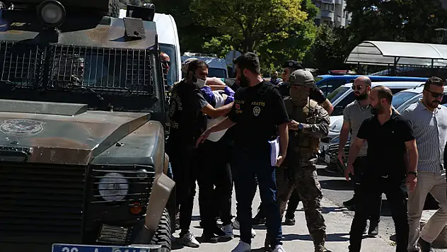Eskişehir'de çay bahçesinde 5 kişiyi bıçakla yaralayan saldırgan, adliyeye sevk edildi
