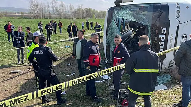 Eskişehir'de devrilen işçi servisindeki 3 kişi öldü, 31 kişi yaralandı
