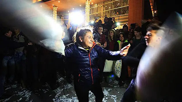 Eskişehir'de gençler 'yastık savaşı' yaptı