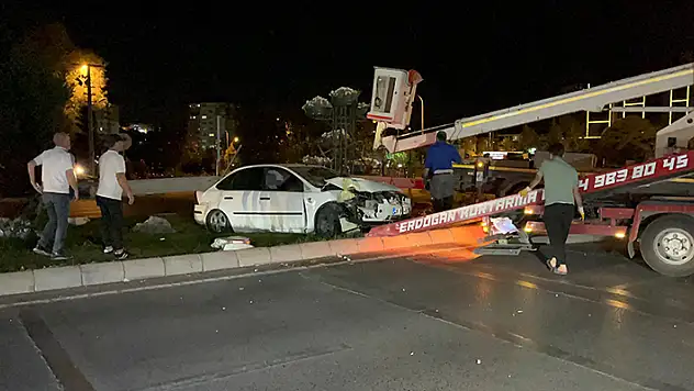 Eskişehir'de otomobil aydınlatma direğine çarptı: 3 yaralı
