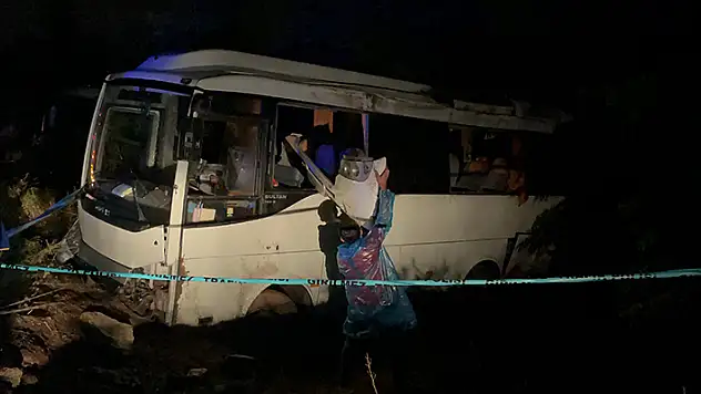 Eskişehir'de polislerin taşındığı servis midibüsü yol kenarına düştü: 15 yaralı
